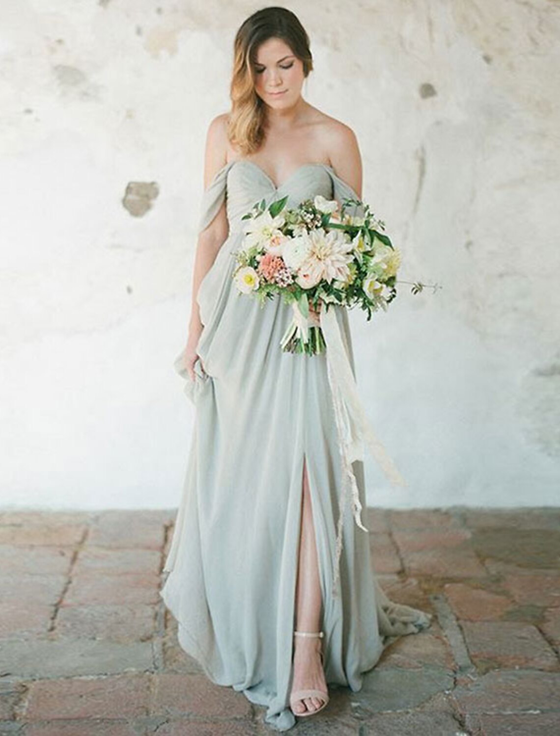 Abito da damigella d'onore a trapezio, scollo a cuore, maniche corte, lunghezza pavimento, in chiffon con pieghe e spacco frontale